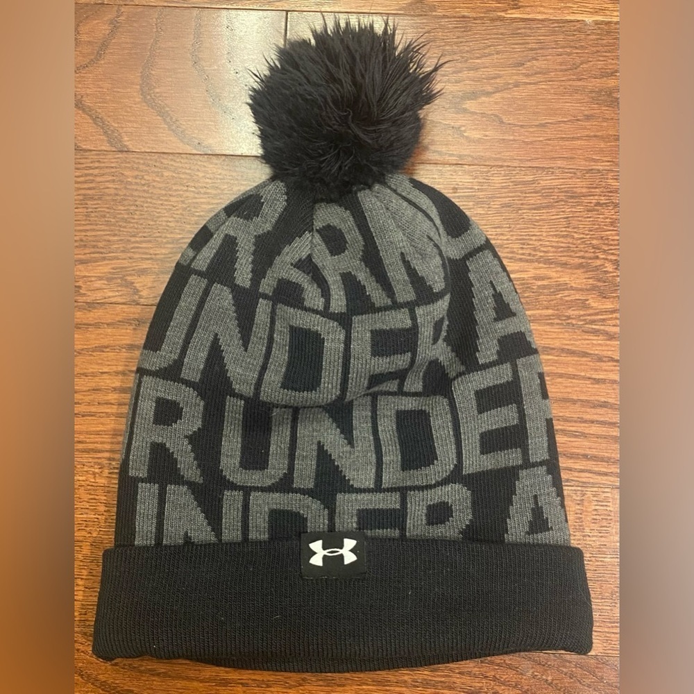Under Armour Beanie Halftime Pom Black Grey OS Cuffed 9.5”Wx10”H